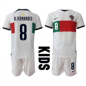 Portugal Bruno Fernandes #8 Replika Babytøj Udebanesæt Børn VM 2022 Kortærmet (+ Korte bukser)